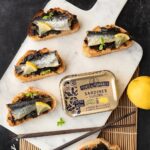 Sardine des Jahres 2026 mit Kombu royal kandiert mit Sojasauce und Yuzu  – 115g – Bild 2